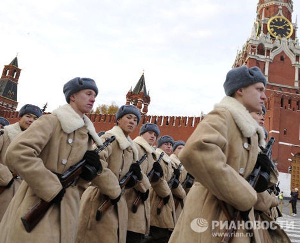 Шествие в честь 70-летней годовщины парада на Красной площади