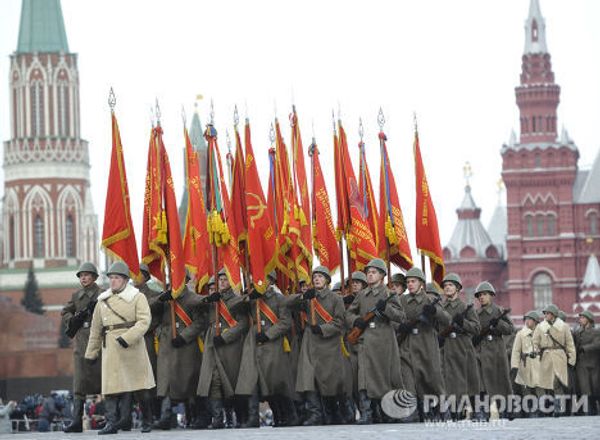 Шествие в честь 70-летней годовщины парада на Красной площади