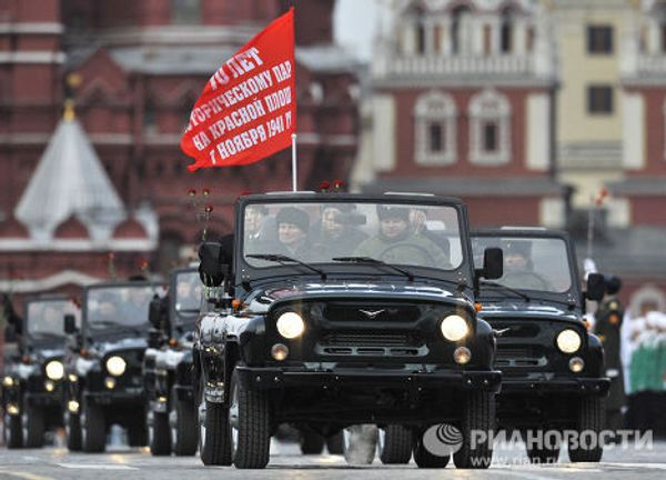 Шествие в честь 70-летней годовщины парада на Красной площади
