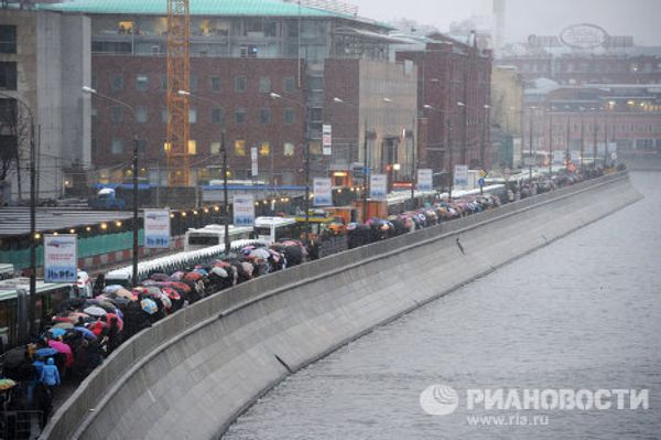 Многотысячная очередь к Поясу Богородицы в Москве