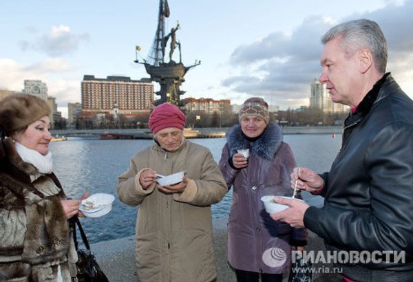 Многотысячная очередь к Поясу Богородицы в Москве 