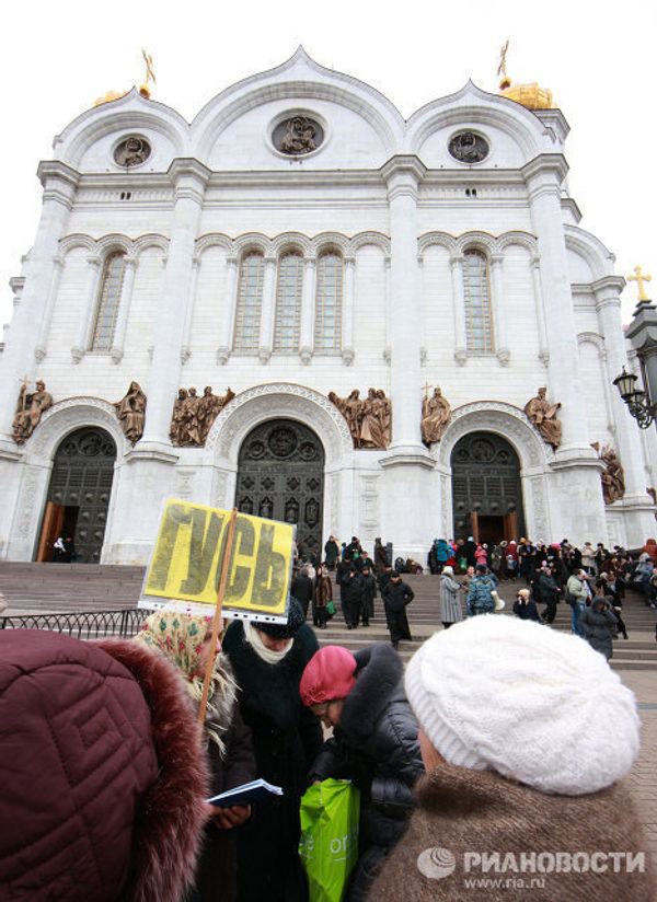 Многотысячная очередь к Поясу Богородицы в Москве