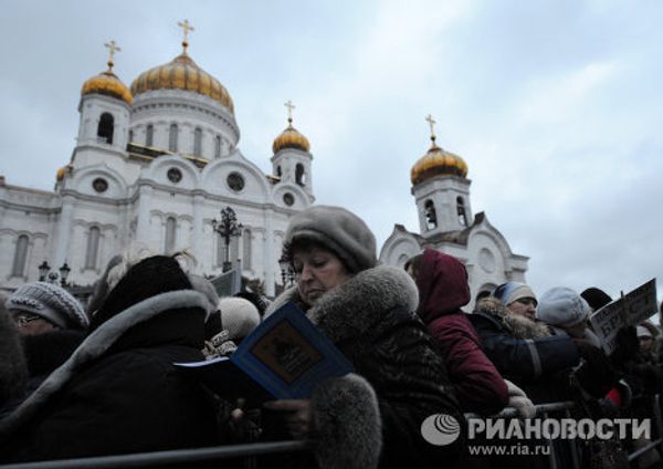 Многотысячная очередь к Поясу Богородицы в Москве