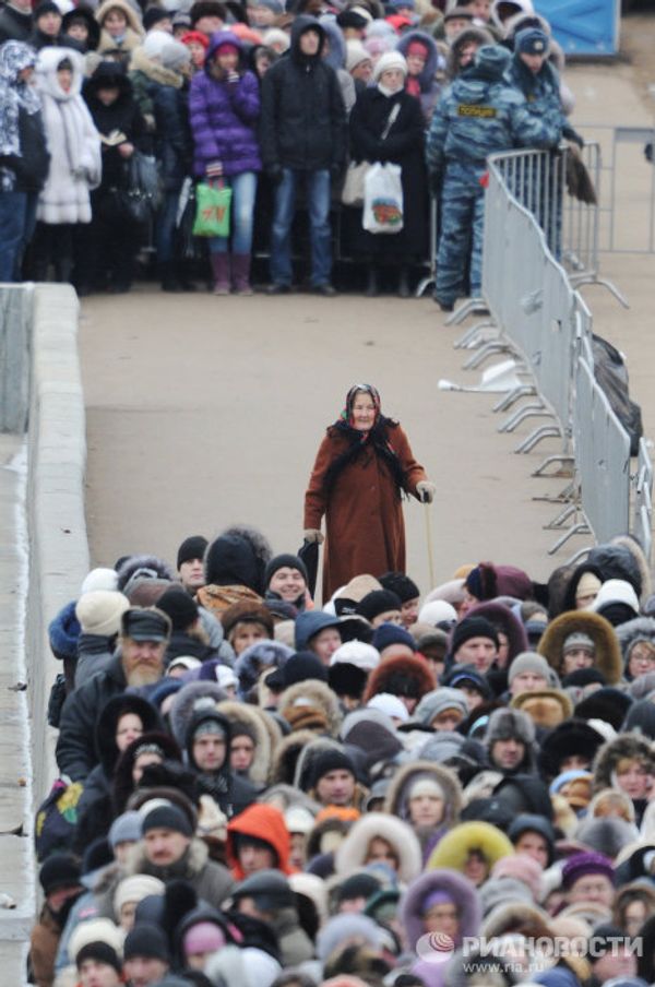 Многотысячная очередь к Поясу Богородицы в Москве