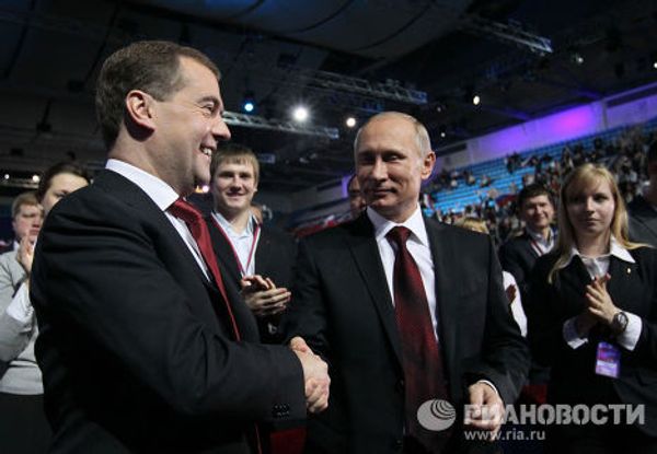 Президент РФ Д.Медведев и премьер-министр РФ В.Путин на XII (предвыборном) съезде партии Единая Россия
