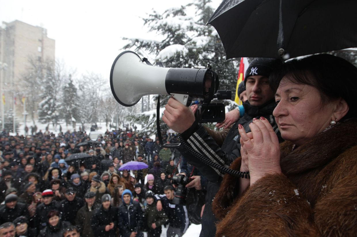 Митинги сторонников Аллы Джиоевой в Цхинвале