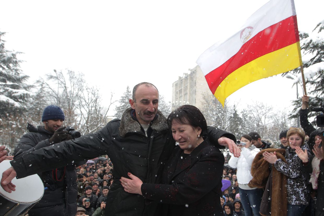 Митинги сторонников Аллы Джиоевой в Цхинвале
