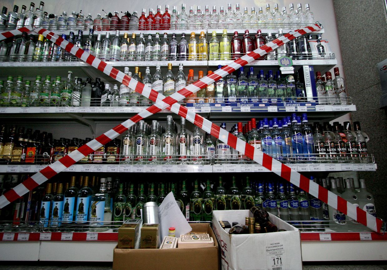 Витрина с алкогольной продукцией в супермаркете