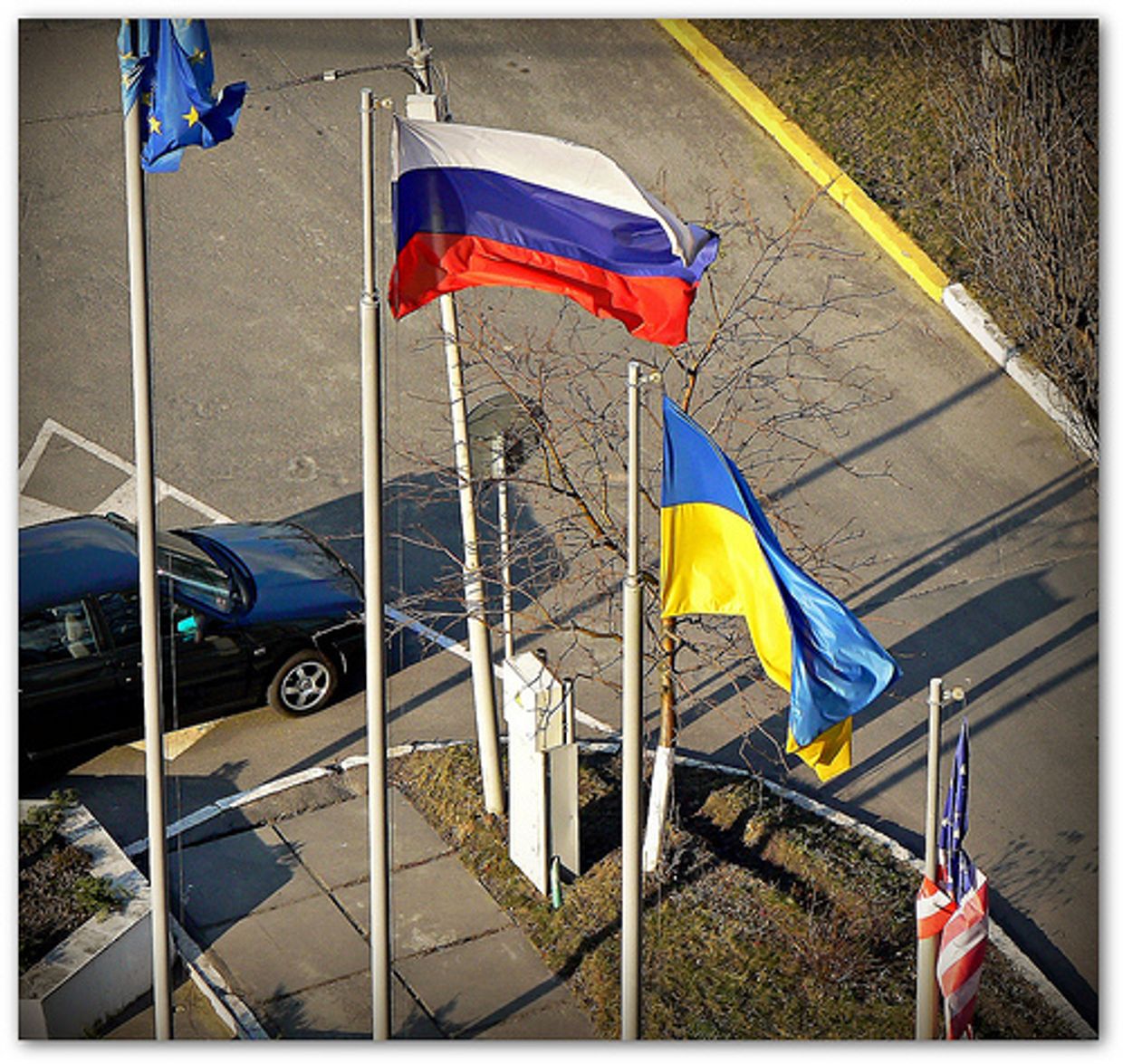 Флаги России и Украины