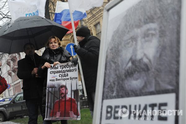 Супруга Виктора Бута участвует в пикетировании консульства США в Санкт-Петербурге