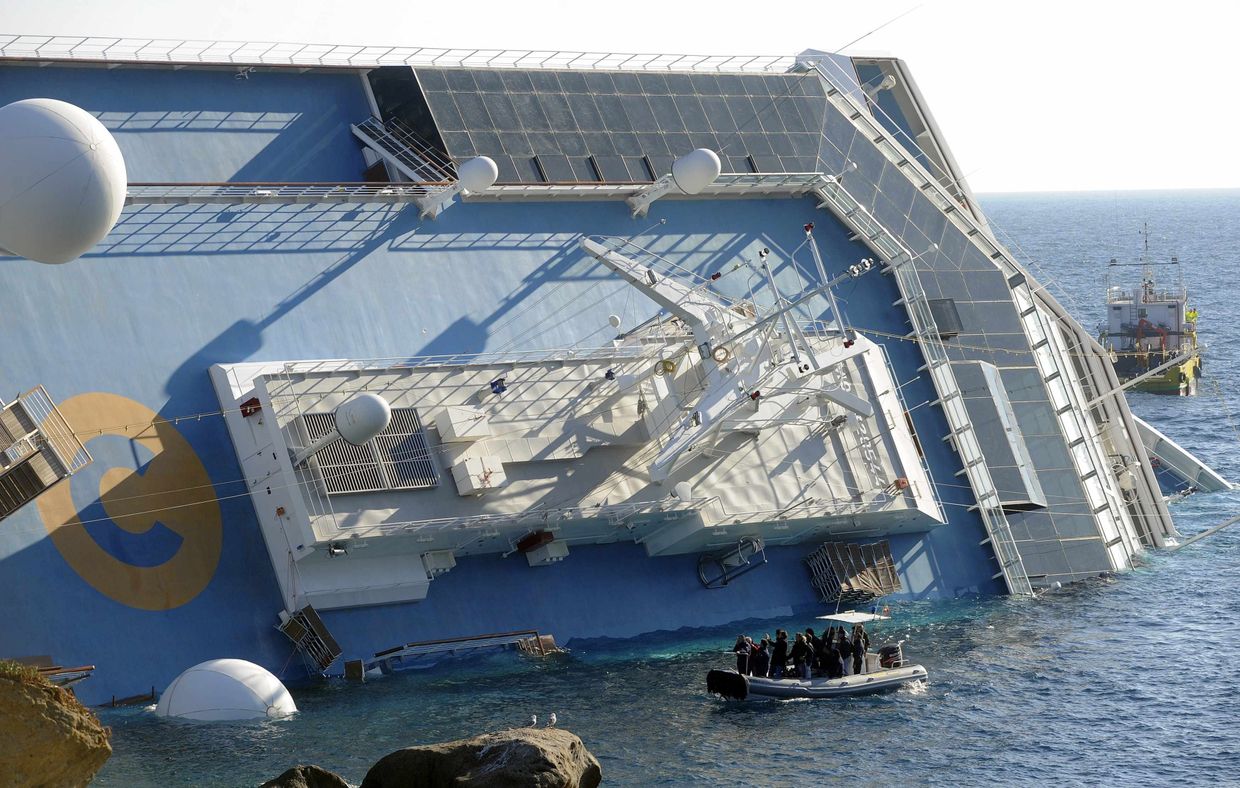 Затонувший у берегов Италии лайнер Costa Concordia