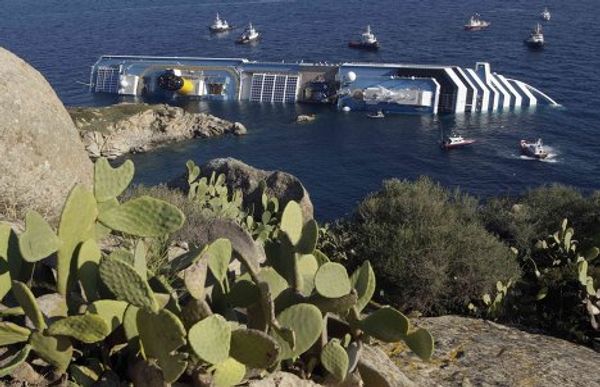 Затонувший у берегов Италии лайнер Costa Concordia
