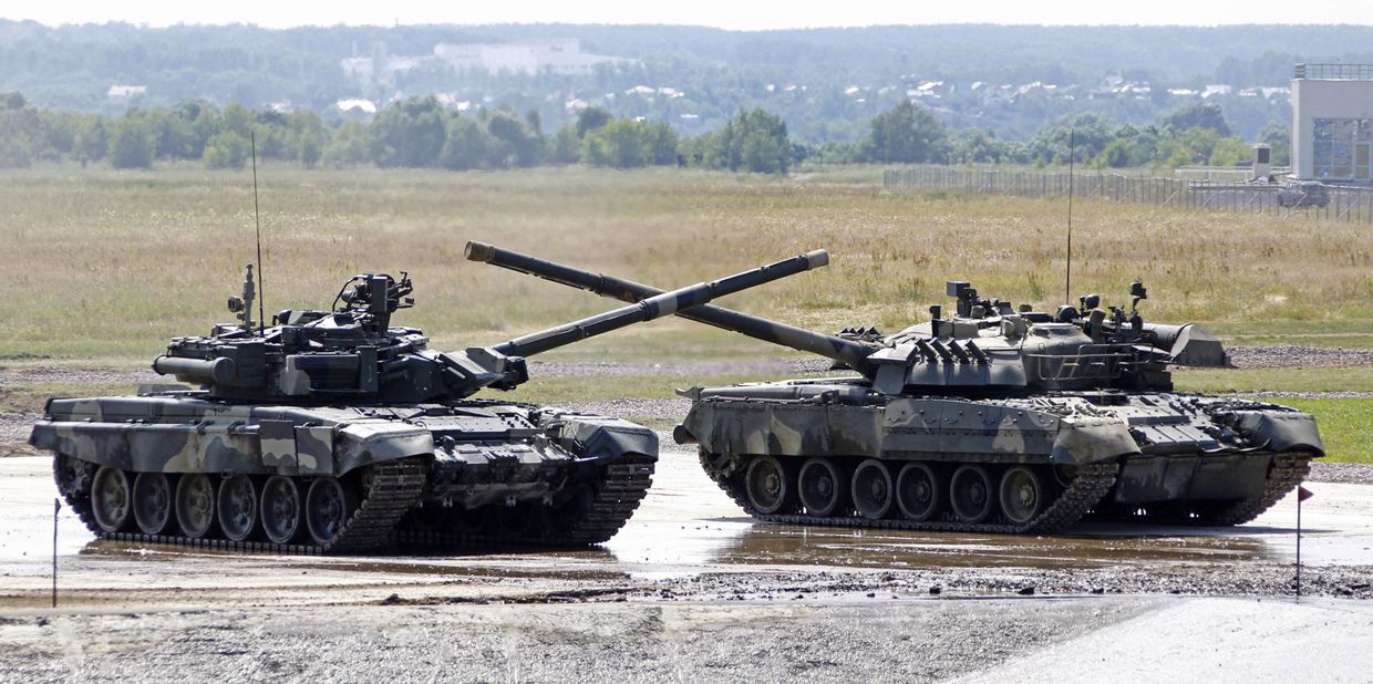 Танк Т-90 на территории полигона в Раменском