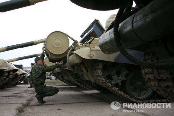 Танк Т-72 готовят к параду в военном городке в Екатеринбурге