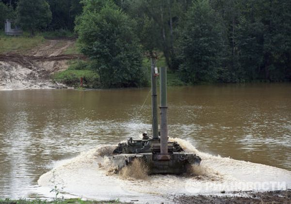 Танки Т-80 преодолевают по дну озеро во время учений по подводному вождению