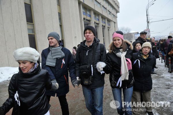 Участники акции Большой белый круг в Москве