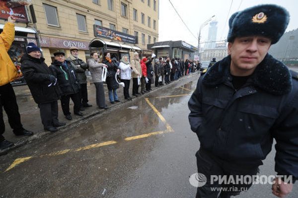 Участники акции Большой белый круг в Москве