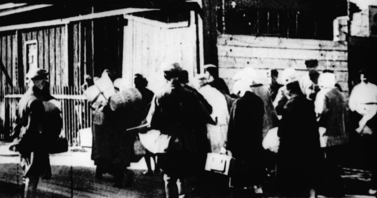 Политзаключенные у входа в Соловецкий лагерь