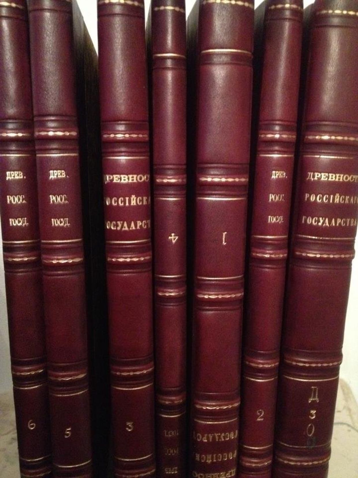 Старинные книги в московском ресторане