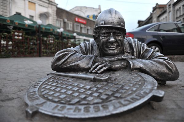 Памятник сантехнику Степанычу в Омске