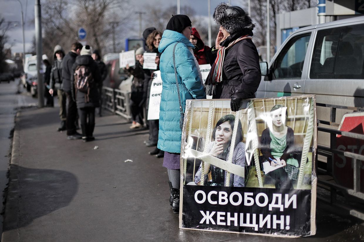 Пикет сторонников Pussy Riot у здания Мосгорсуда