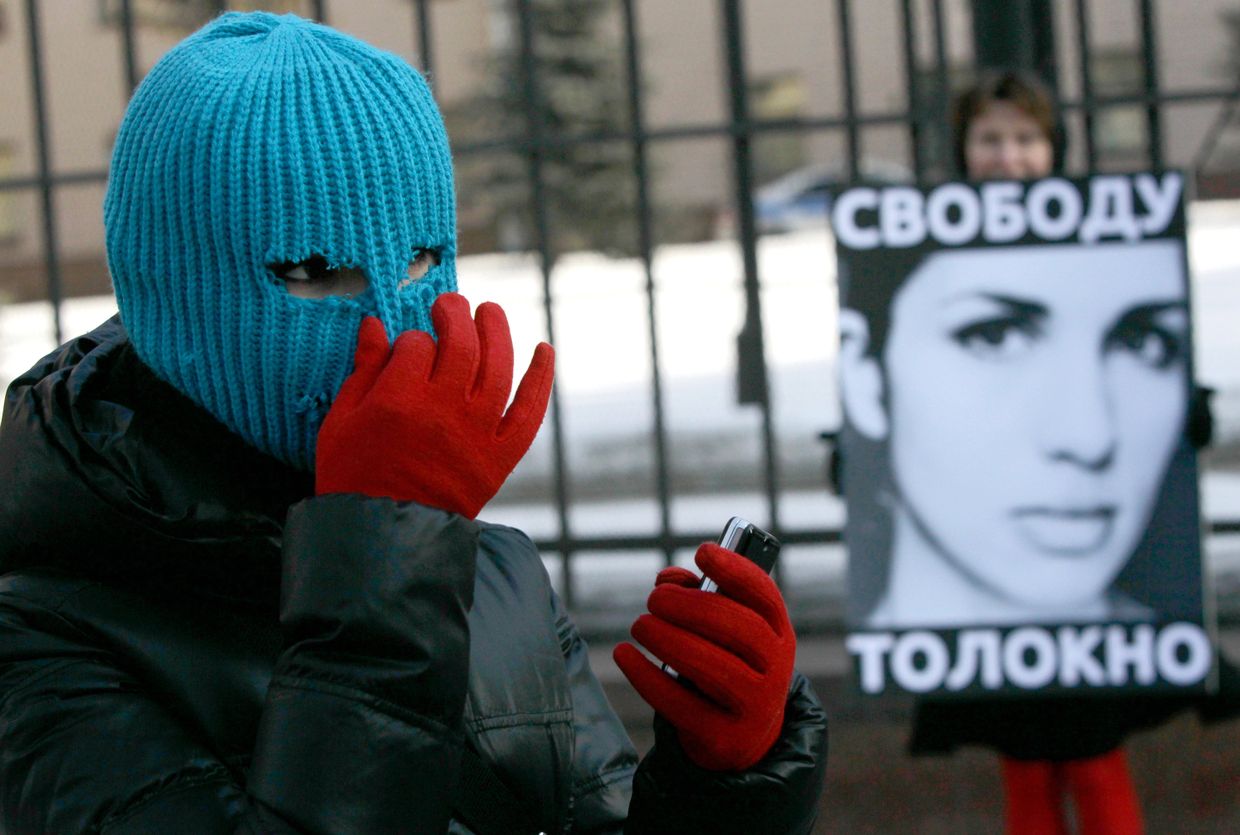 Одиночные пикеты в поддержку участниц группы Pussy Riot