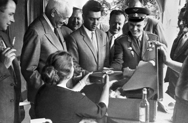 Летчик-космонавт СССР Ю.А. Гагарин вручает подарок госпоже Итон