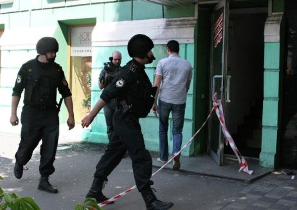 Сотрудники полиции работают на месте взрыва в Днепропетровске