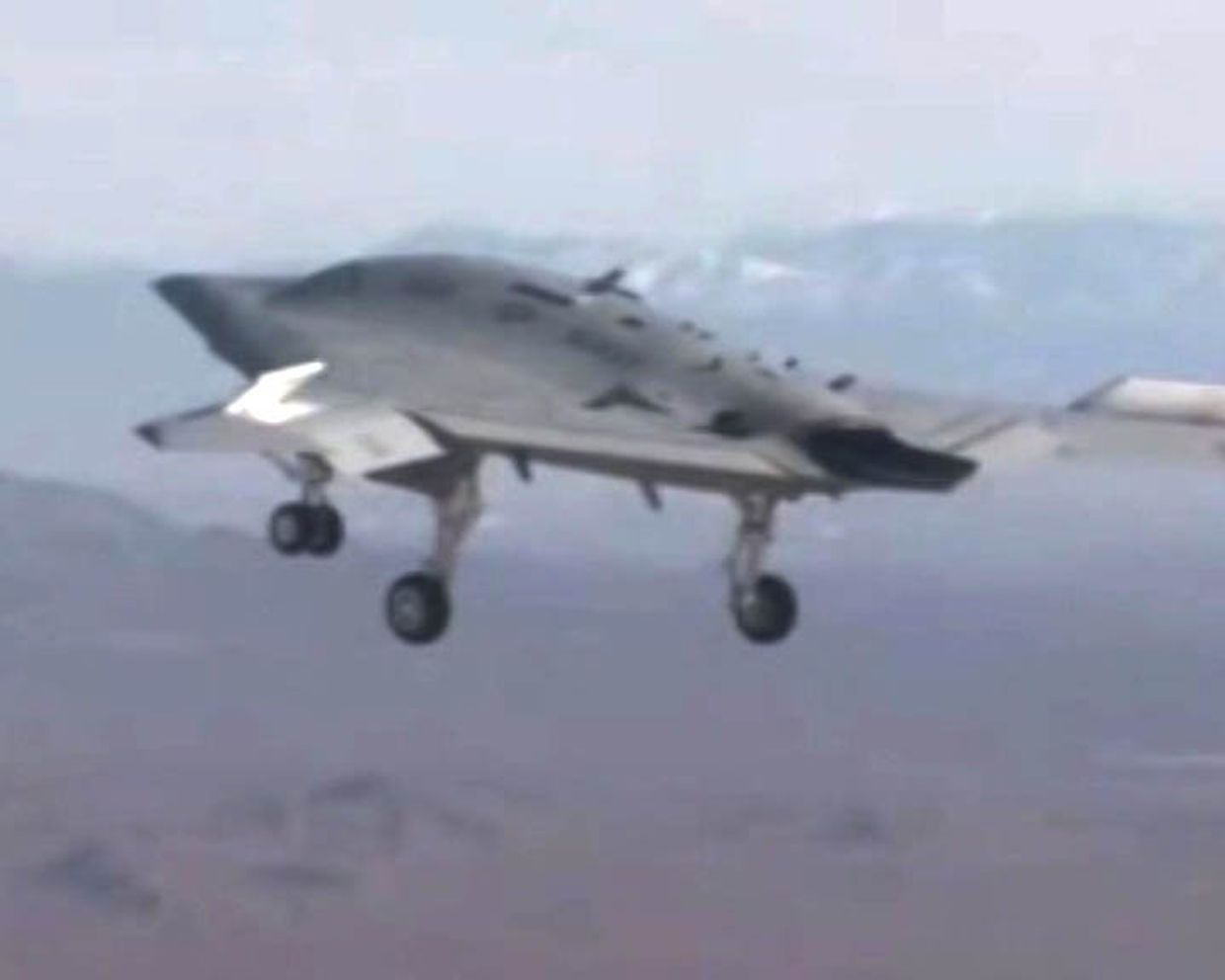 Палубный беспилотник X-47B впервые поднялся в небо в США