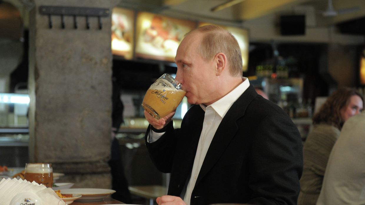 Д.Медведев и В.Путин посетили пивной бар Жигули на Новом Арбате