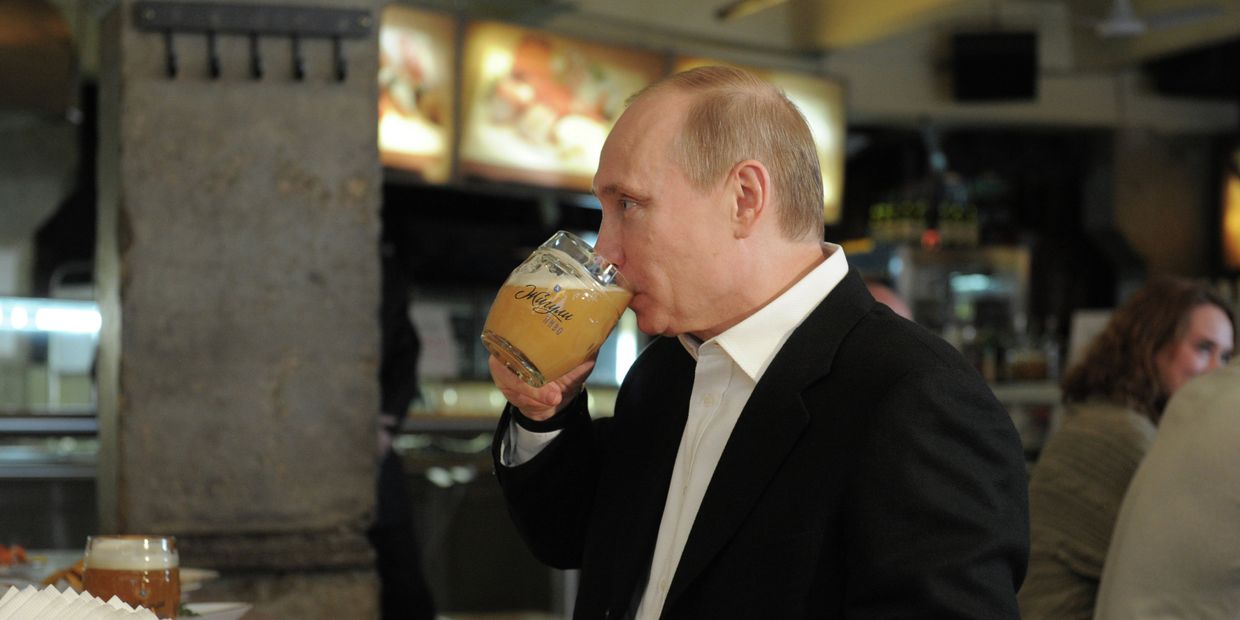 Д.Медведев и В.Путин посетили пивной бар Жигули на Новом Арбате