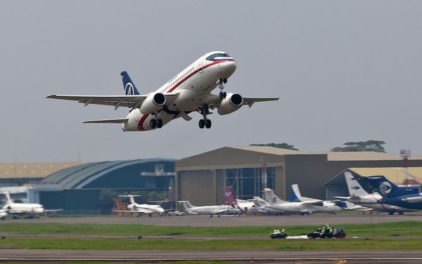 Самолет Superjet-100, пропавший с экранов радаров в Джакарте