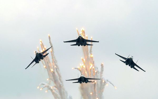 Полеты авиационных групп «Стрижи» и «Русские Витязи»