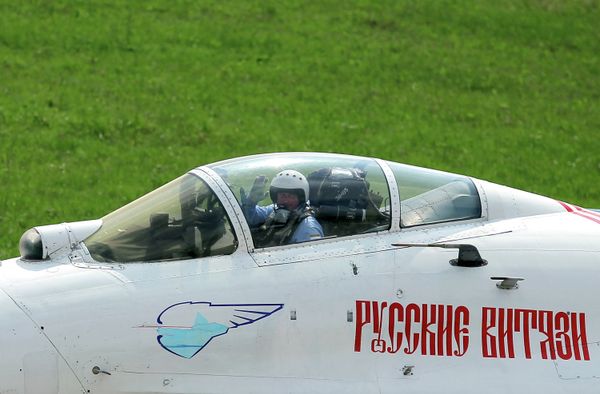Полеты авиационных групп «Стрижи» и «Русские Витязи»