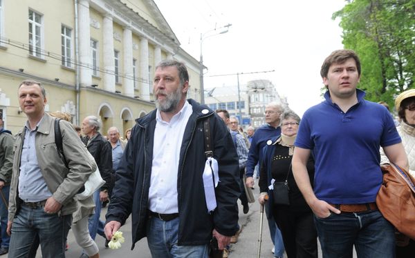 Журналист Сергей Пархоменко (в центре) во время акции Контрольная прогулка.