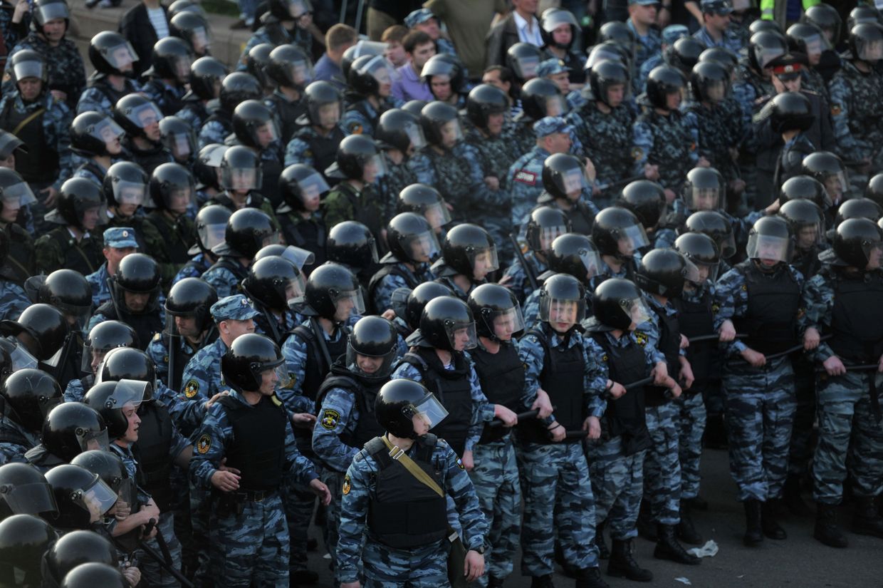 Сотрудники правоохранительных органов во время митинга «Марш миллионов» на Болотной площади Сотрудники правоохранительных органов во время митинга «Марш миллионов» на Болотной площади