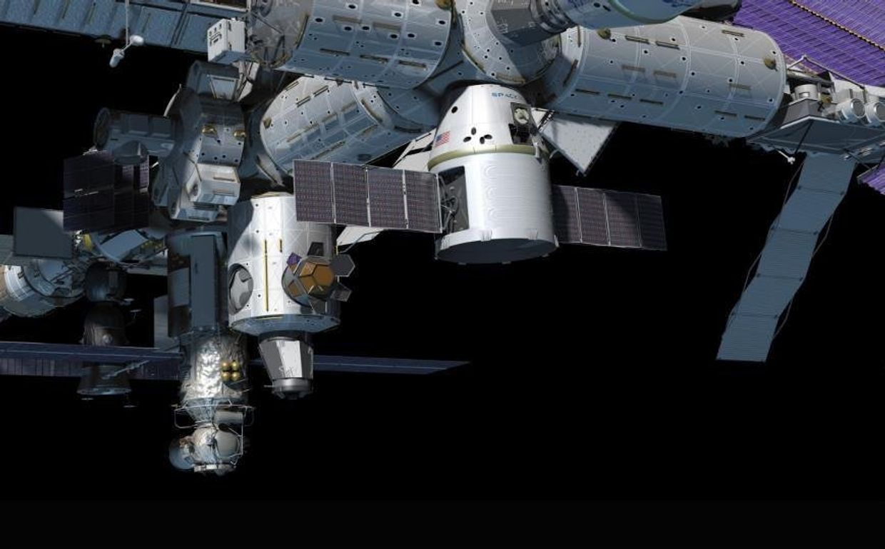 Корабль Dragon пристыкован к МКС