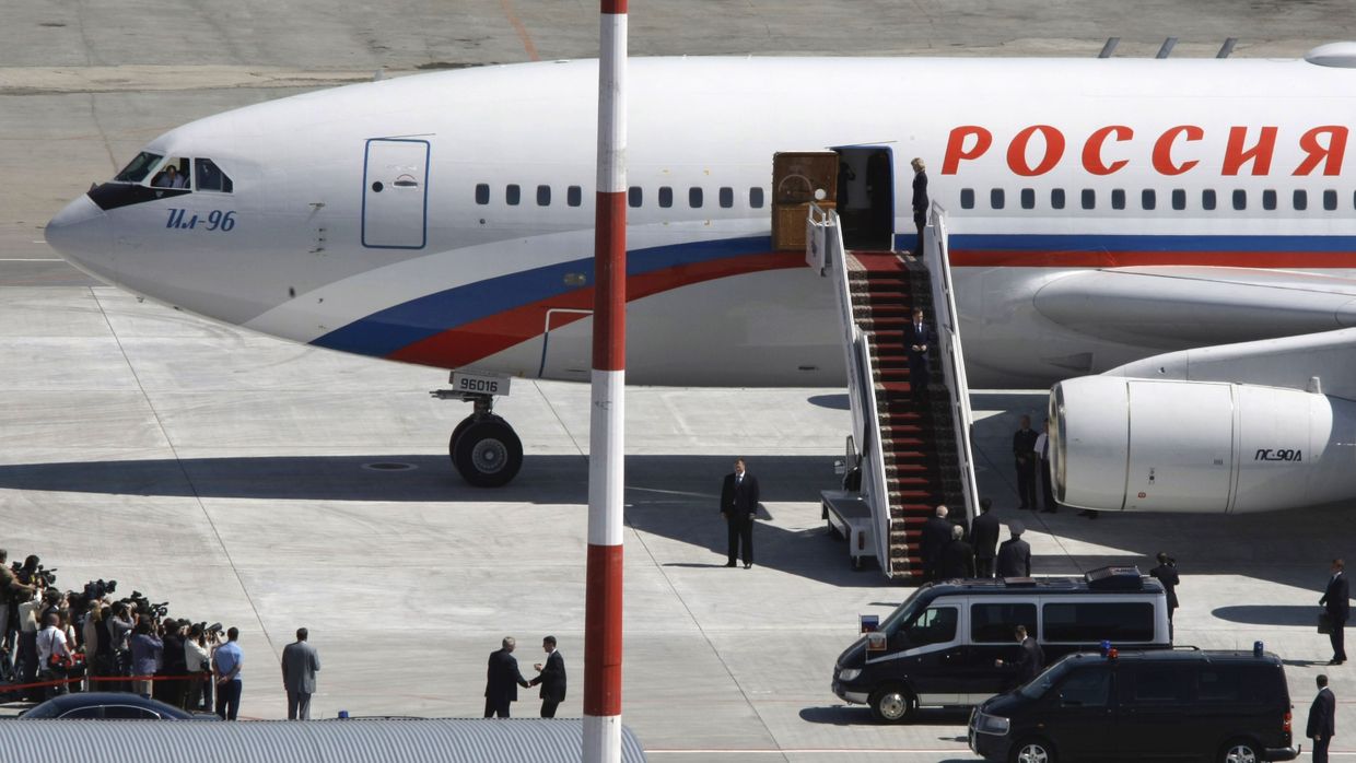 Самолет президента России прибыл в аэропорт Кольцово