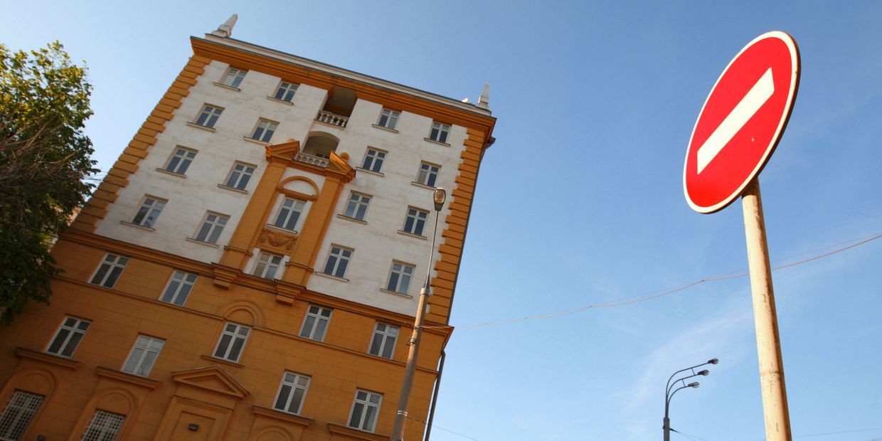 Здание американского посольства в Москве