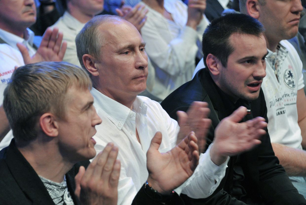 Владимир Путин (в центре)