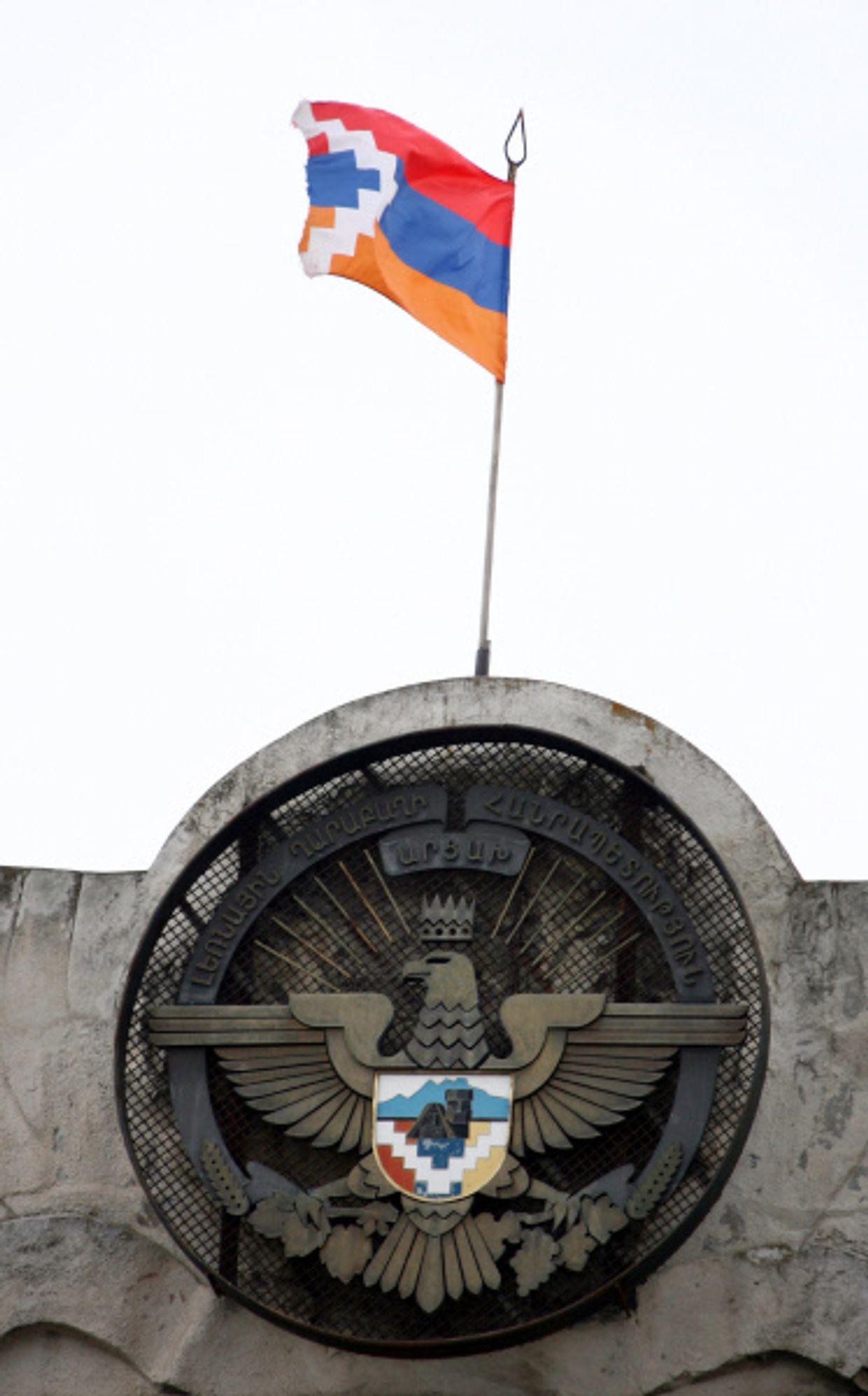Флаг и герб Нагорно-Карабахской Республики
