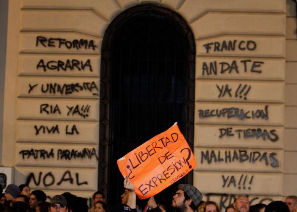 Протесты против нового президента в Парагвае