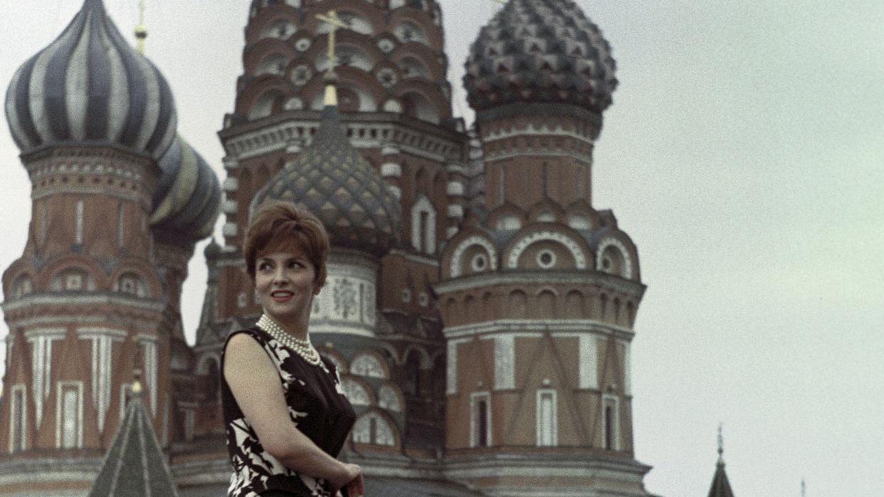 Итальянская киноактриса Д.Лоллобриджида перед собором Василия Блаженного