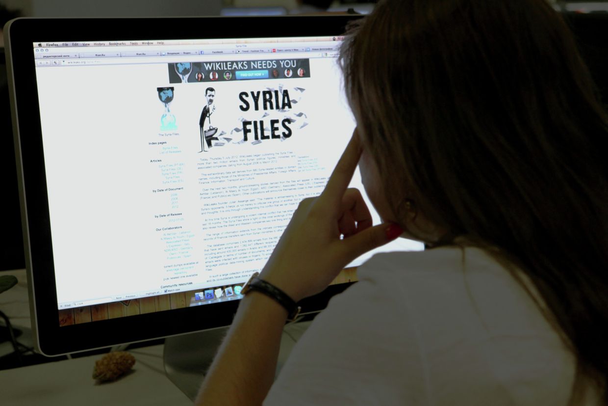 Пользватель читает Сайт политических разоблачений WikiLeaks