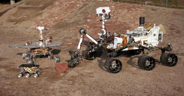 Три поколения Mars Exploration Rover (MER) в Центре управления полетами в Пасадене