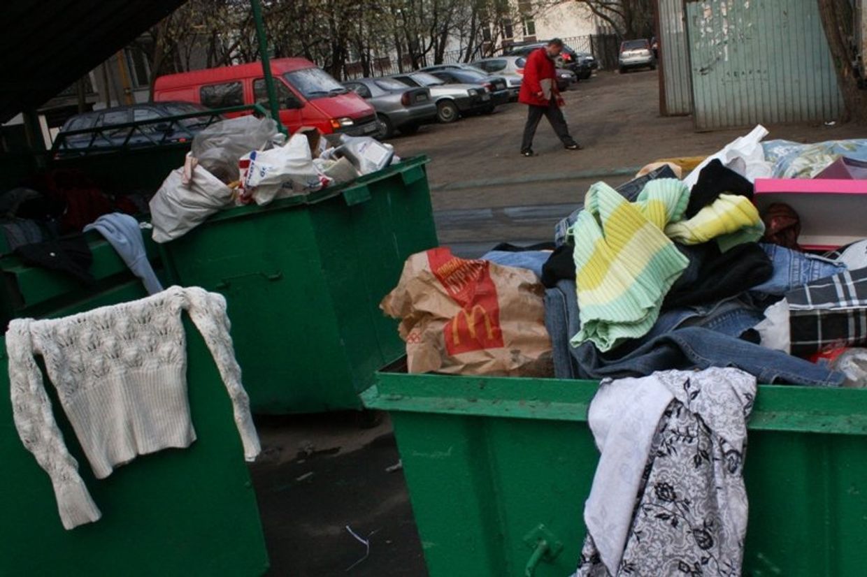 мусорные контейнеры около дома в районе Выхино