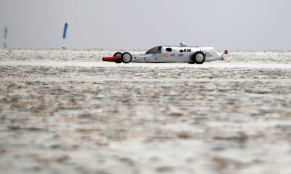 Участник 64-й ежегодной гонки Bonneville SpeedWeek, штат Юта Участник 64-й ежегодной гонки Bonneville SpeedWeek, штат Юта