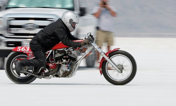 Участник 64-й ежегодной гонки Bonneville SpeedWeek, штат Юта Участник 64-й ежегодной гонки Bonneville SpeedWeek, штат Юта