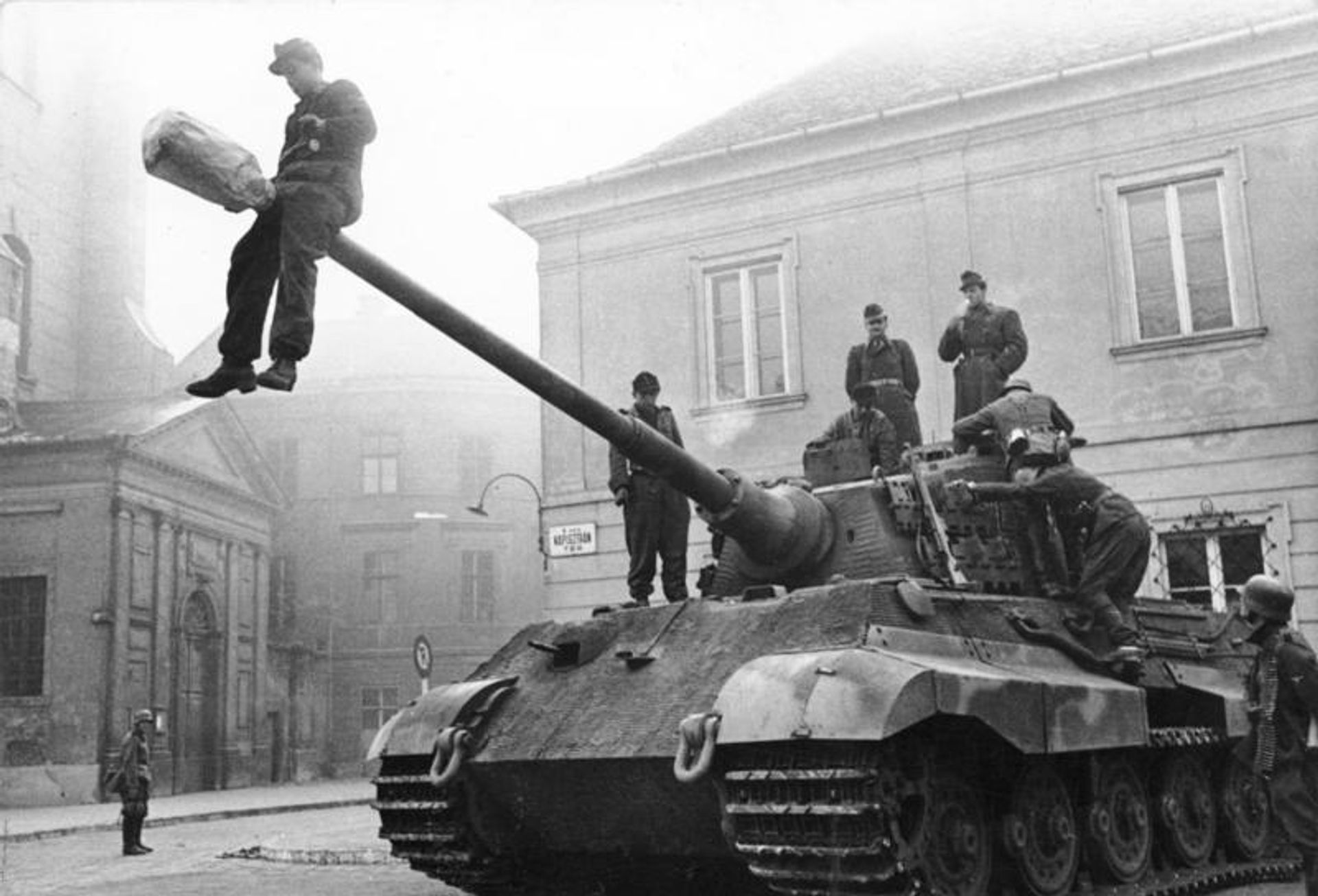 Немецкий тяжёлый танк «Тигр II», или «Королевский тигр» Немецкий тяжёлый танк «Тигр II», или «Королевский тигр» - ИноСМИ, 1920, 03.02.2024