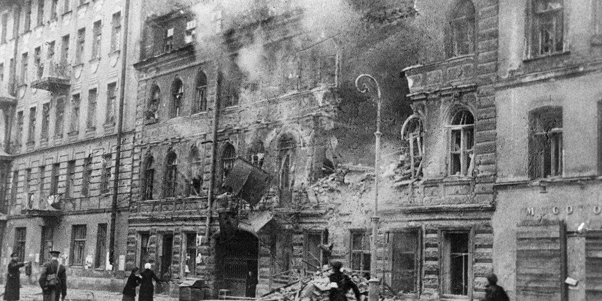Одна из улиц Ленинграда после обстрела немецкой артиллерией